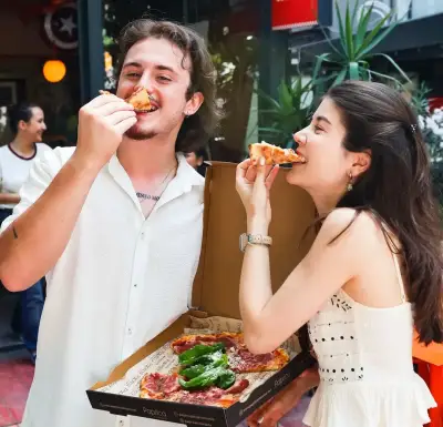 paprica ristorante pizza ve misafirler