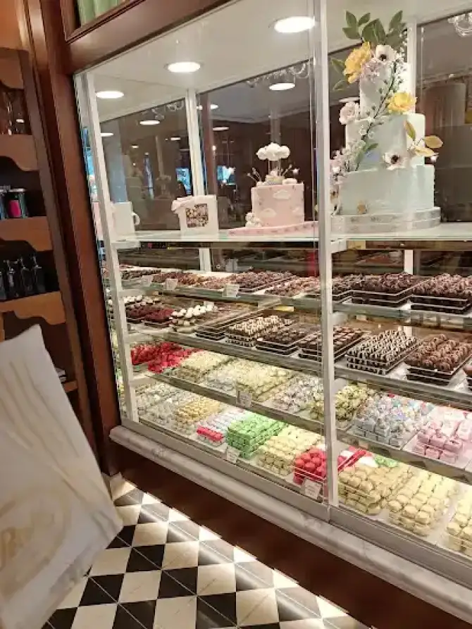 Petek Pastanesi Mavişehir - İzmir Mekan Rehberi