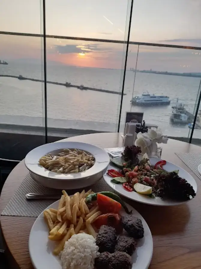 Pier Roof Restaurant Pasaport - İzmir Mekan Rehberi