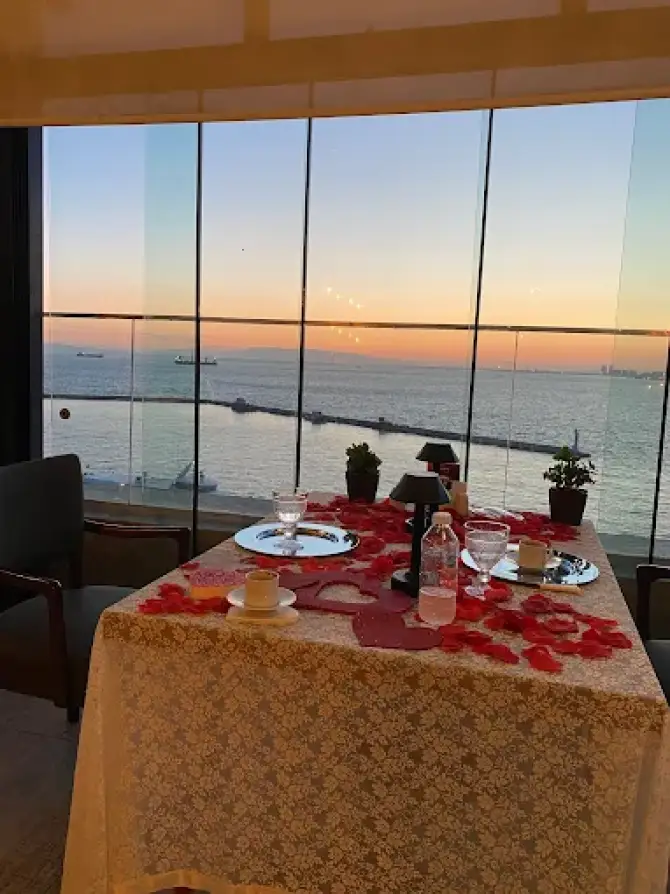 Pier Roof Restaurant Pasaport - İzmir Mekan Rehberi