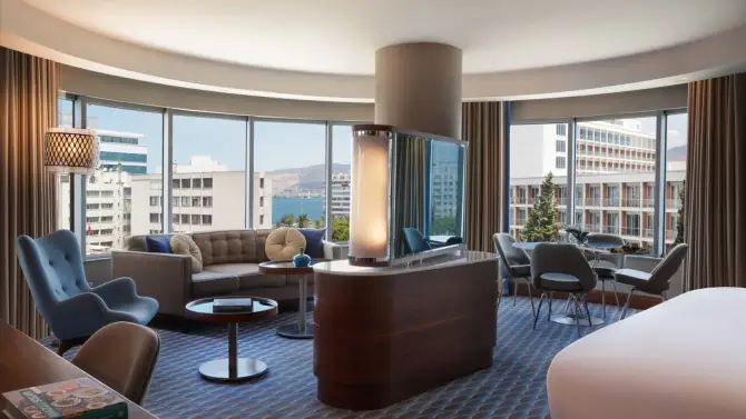 Executive Süit Club Lounge Erişimi, Süit, 1 King, Şehir Manzaralı, Köşe Oda, Havuz Erişimi - Renaissance İzmir Otel
