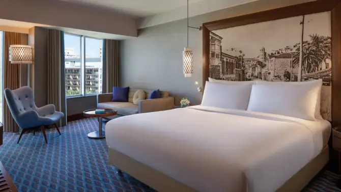 Lüks bir oda 1 Kral Yataklı Konuk Odası - Şehir Manzaralı - Renaissance İzmir Otel