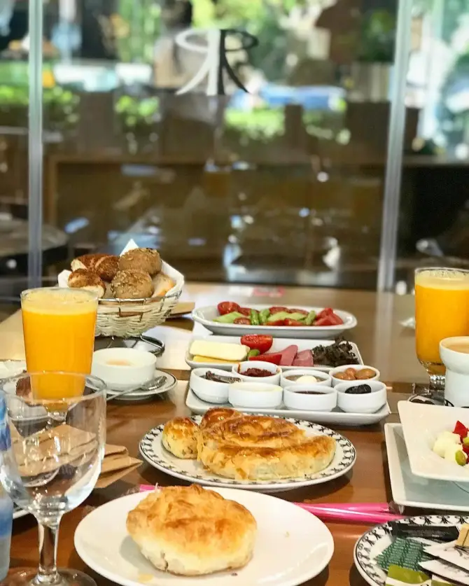 Reyhan Pastanesi - İzmir Mekan Rehberi