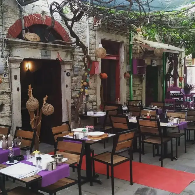 Şemsiyeli Meyhane - İzmir Mekan Rehberi