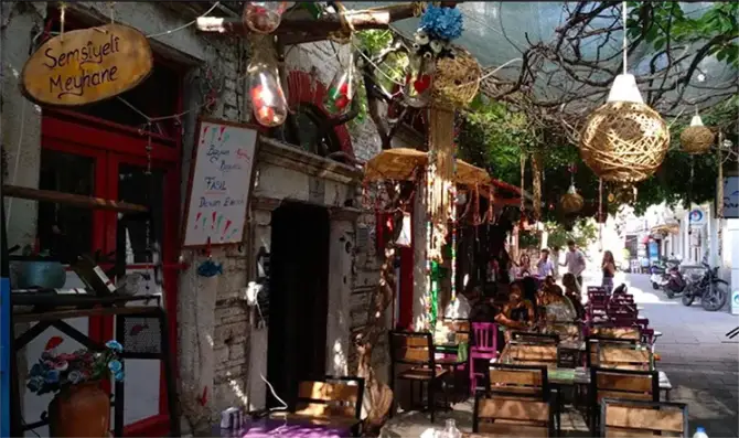 Şemsiyeli Meyhane - İzmir Mekan Rehberi