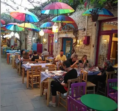 Şemsiyeli Meyhane - İzmir Mekan Rehberi