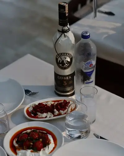 Sadece Meyhane - İzmir Mekan Rehberi