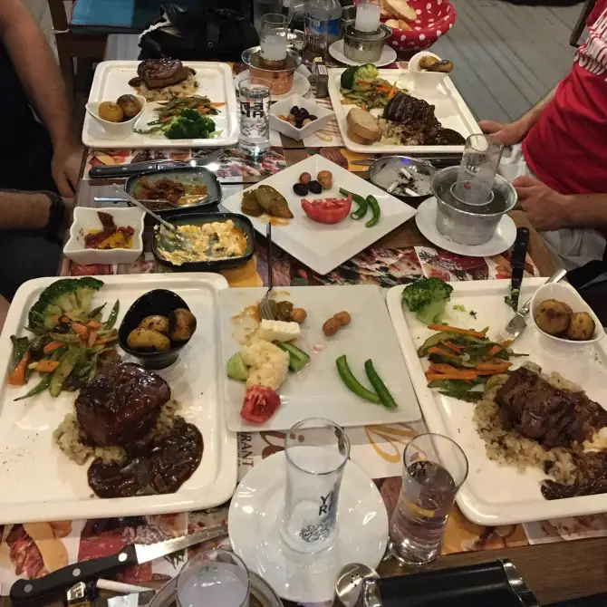 Sami's Melanie Cafe & Restaurant - İzmir Mekan Rehberi