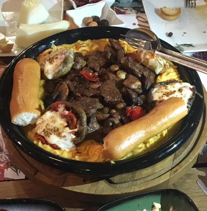 Sami's Melanie Cafe & Restaurant - İzmir Mekan Rehberi