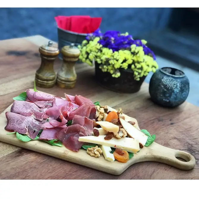 İris Art & Steakhouse Alaçatı - İzmir Mekan Rehberi