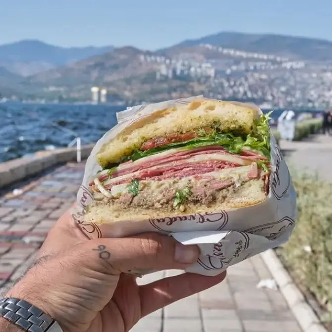 Strada Sandwich Bostanlı - İzmir Mekan Rehberi
