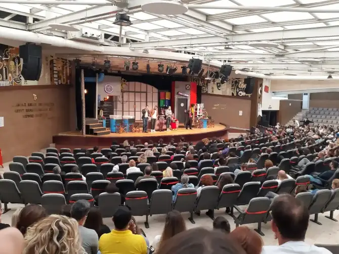  Suat Taşer Açık Hava Tiyatrosu Bostanlı - İzmir Mekan Rehberi