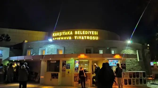 Suat Taşer Açık Hava Tiyatrosu Bostanlı - İzmir Mekan Rehberi