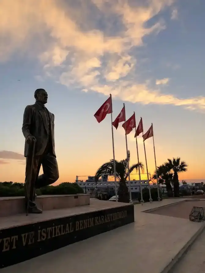  Suat Taşer Açık Hava Tiyatrosu Bostanlı - İzmir Mekan Rehberi