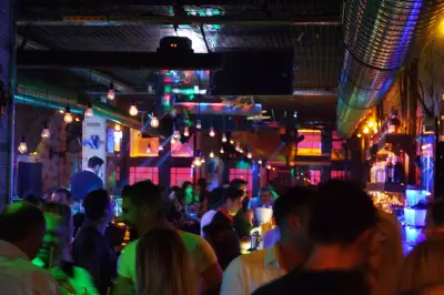 Vecihi Bar - İzmir Mekan Rehberi