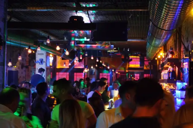 Vecihi Bar - İzmir Mekan Rehberi