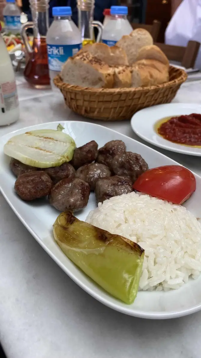 Vefalı Köfteci Bornova - İzmir Mekan Rehberi
