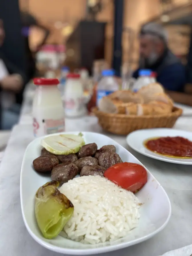 Vefalı Köfteci Bornova - İzmir Mekan Rehberi
