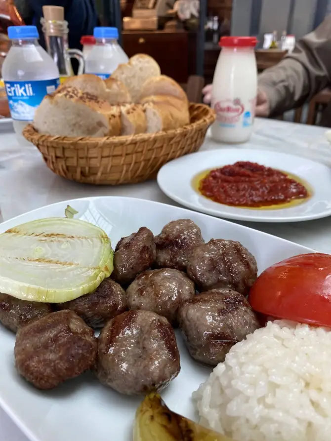 Vefalı Köfteci Bornova - İzmir Mekan Rehberi