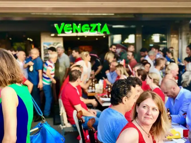 Venezia Cafe Bar - İzmir Mekan Rehberi