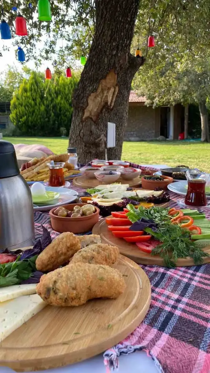 Yelbahçe Kahvaltı & Lunch - İzmir Mekan Rehberi