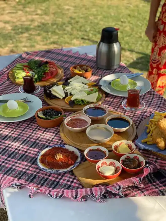 Yelbahçe Kahvaltı & Lunch - İzmir Mekan Rehberi