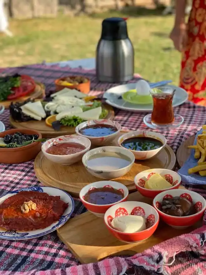 Yelbahçe Kahvaltı & Lunch - İzmir Mekan Rehberi