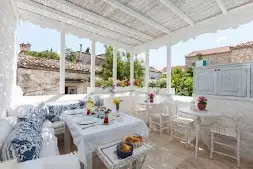 Yukarı Sokak / Alaçatı  - İzmir Mekan Rehberi