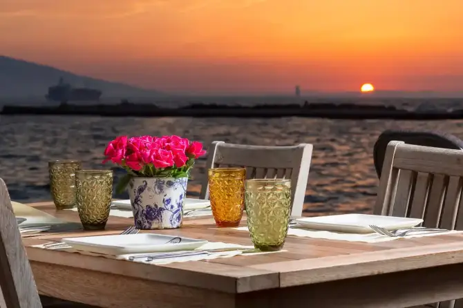 %100 & MORE Konak Pier - İzmir Mekan Rehberi