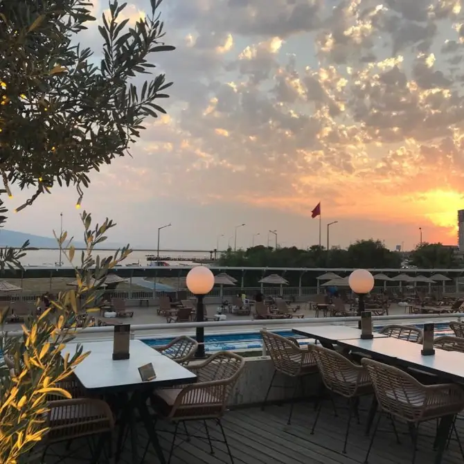 Zaz Cafe Bar  - İzmir Mekan Rehberi