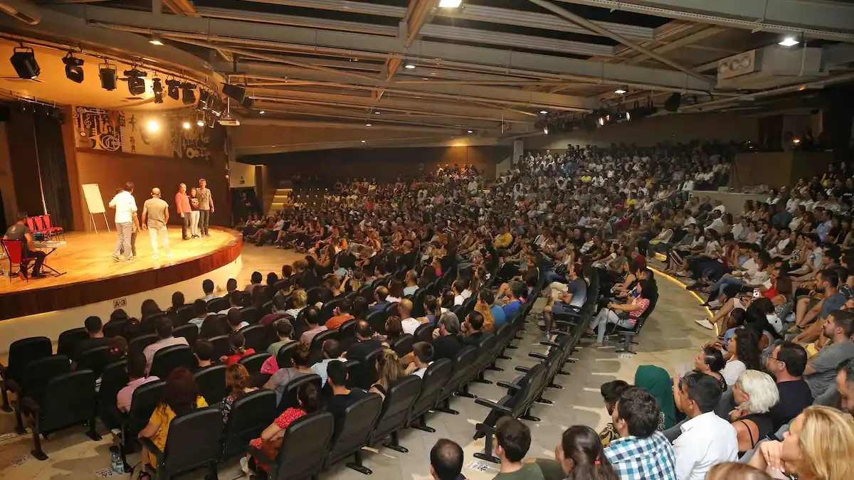 Bostanlı Suat Taşer Tiyatrosu'nda Açık Hava Konser Kültürü - İzmir Mekan Rehberi