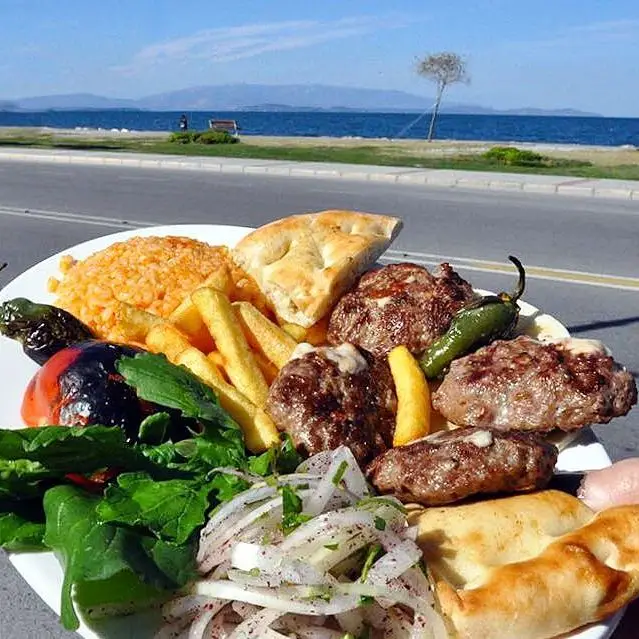 Deniz'e Karşı Yemek Keyfi'nin Yeni Adresi | İzmir Mekan Rehberi