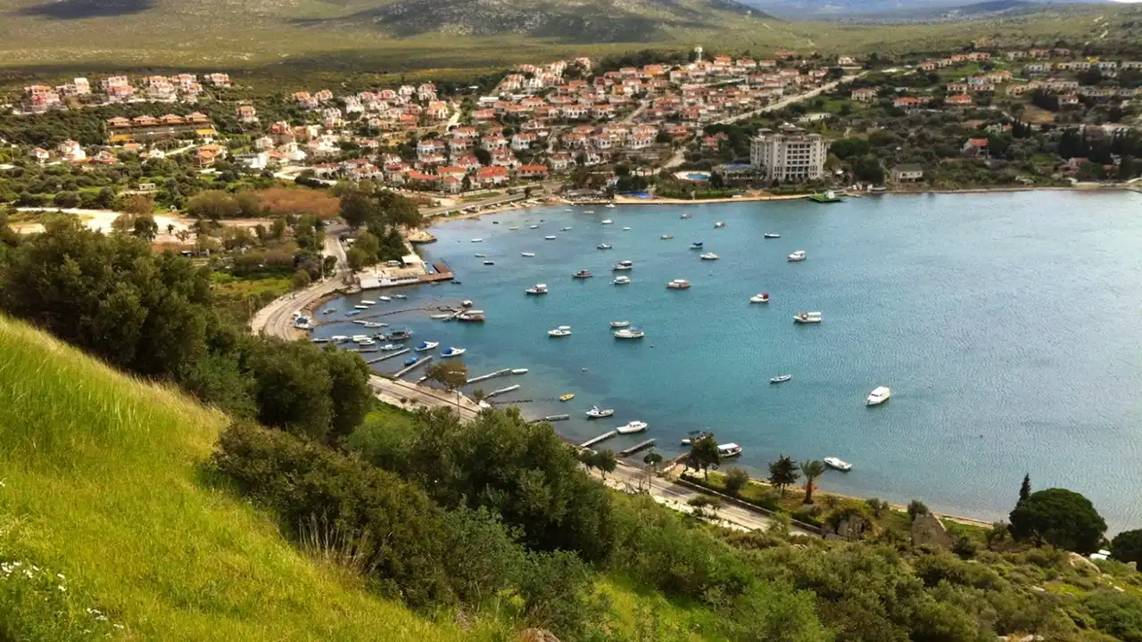 Çeşme'nin Sakin Yüzü: Ildır Köyü'nde Gün Batımı ve Antik Kalıntılar