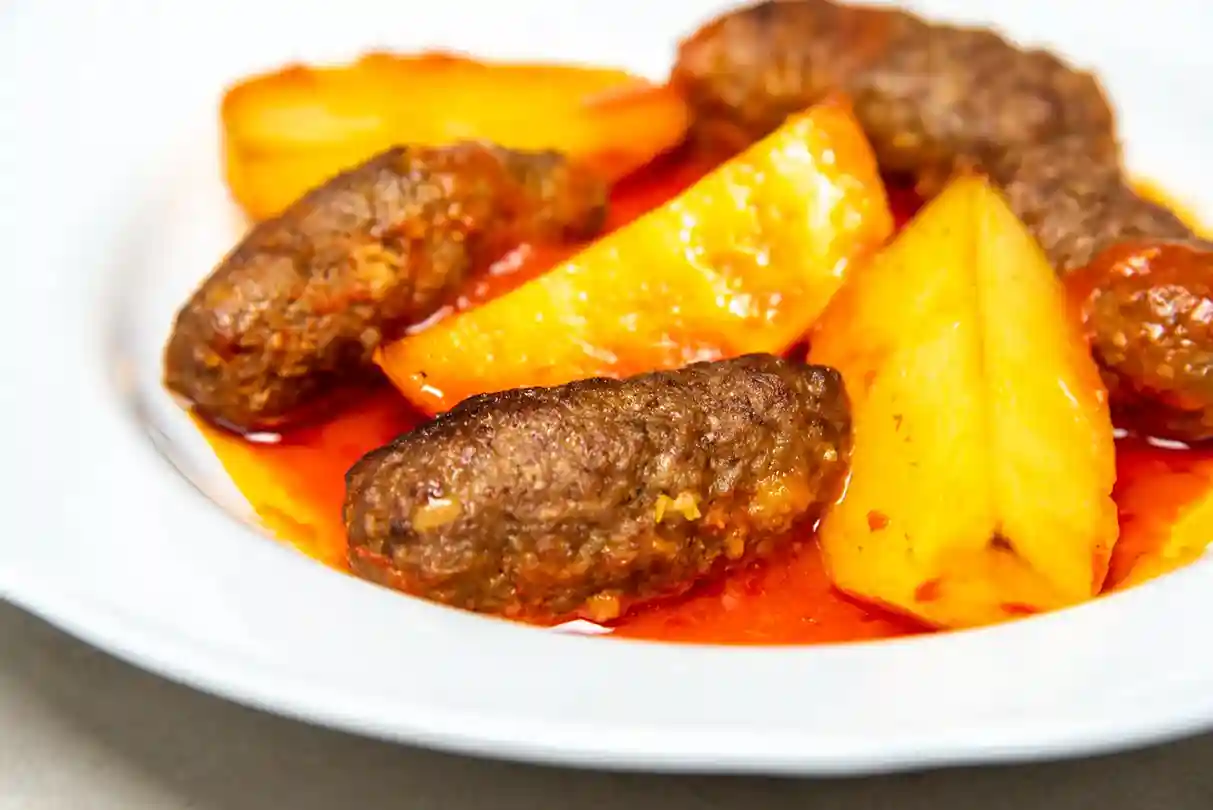 İzmir Mutfağının Klasik Yemeklerinden İzmir Köfte | İzmir Mekan Rehberi