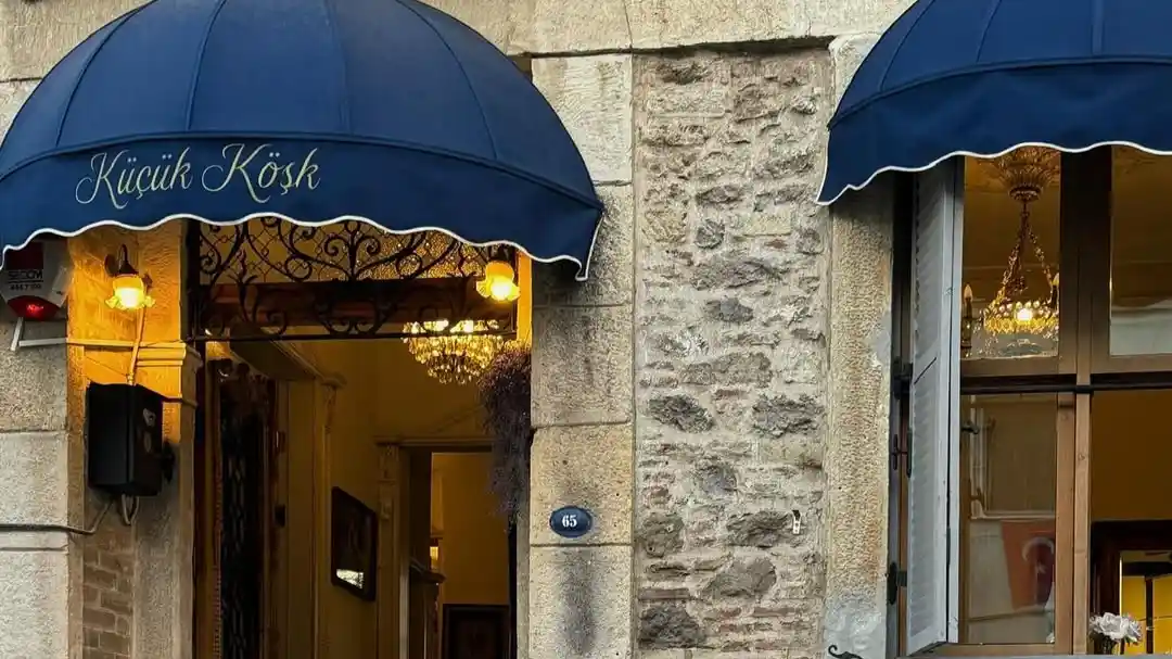 Konak’ta Tarihi Atmosferde Bir Durak: Küçük Köşk - İzmir Mekan Rehberi