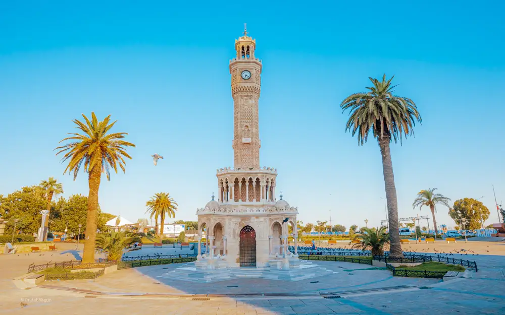 Saat Kulesi: İzmir’in Kalbinde Zamanın Simgesi