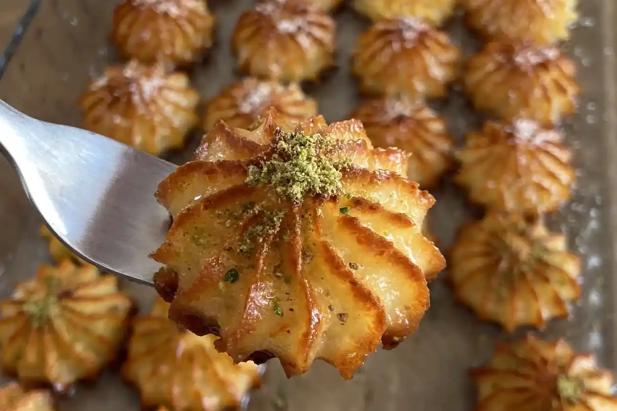 Ayvalık’tan Sofralara: Ege’nin Şerbetli Lor Tatlısı | İzmir Mekan Rehberi