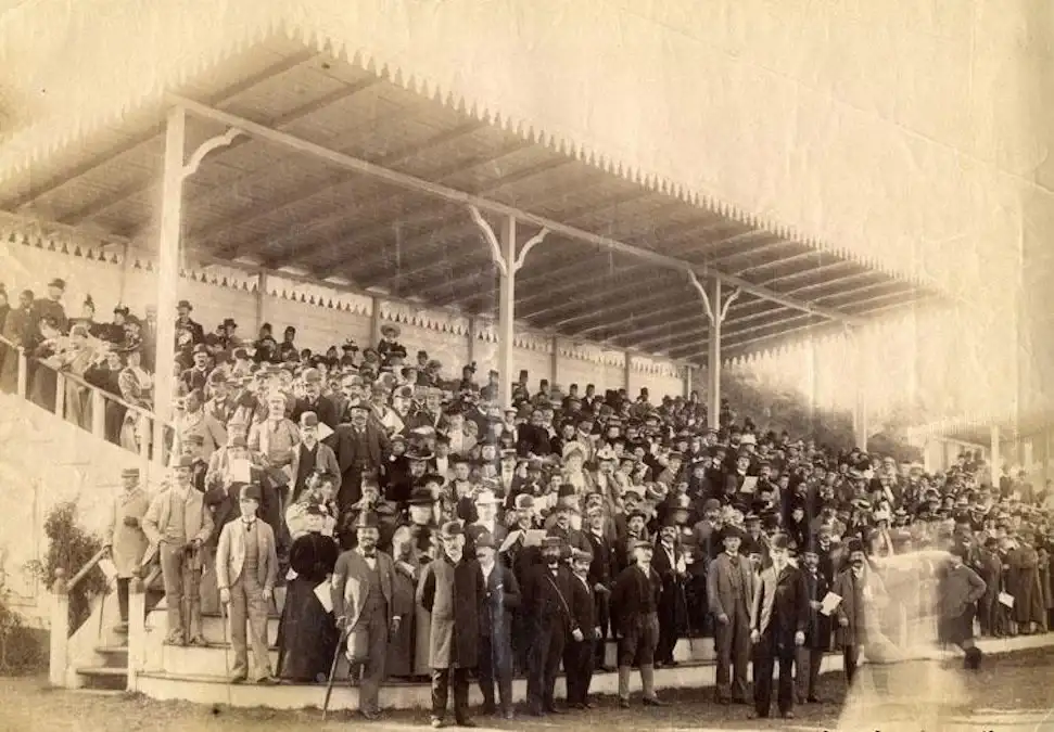 Türkiye’de İlk At Yarışı Nerede Yapıldı? Şirinyer Hipodromu’nun Tarihi | İzmir Mekan Rehberi