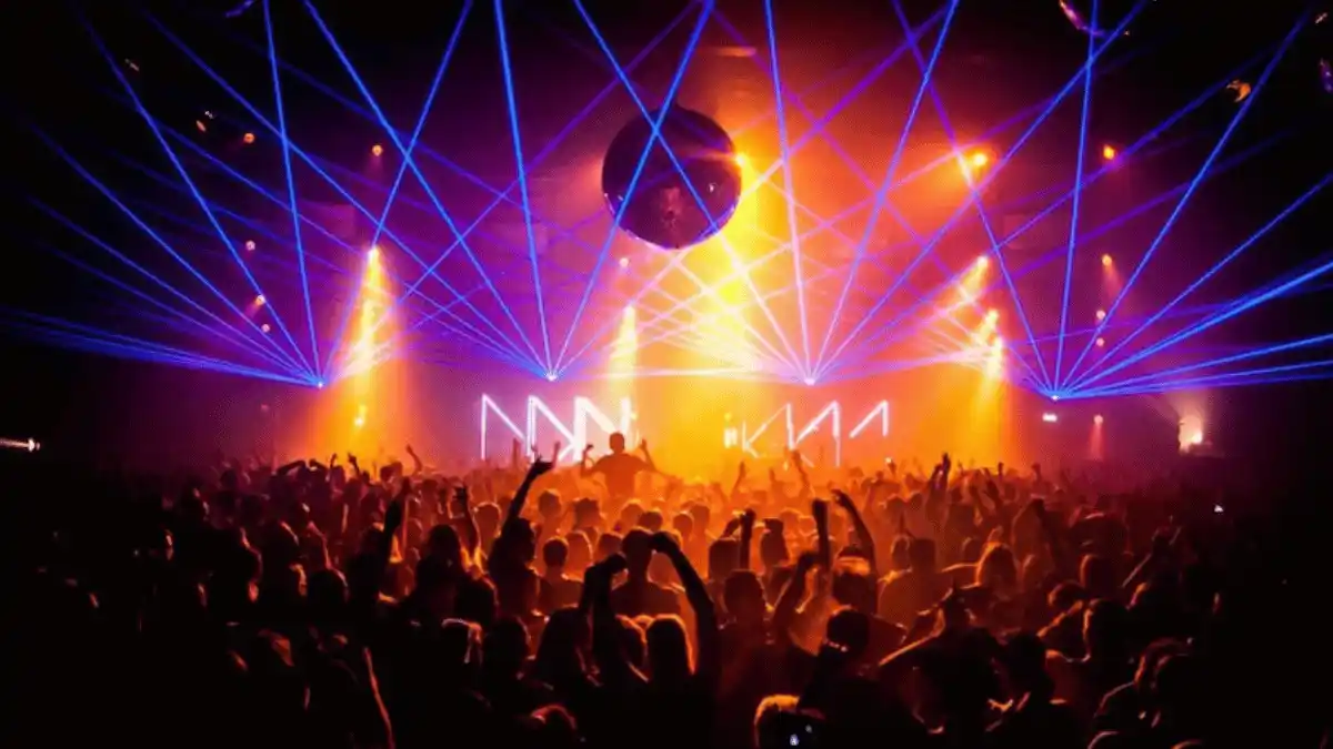 İzmir Ekim Ayı Etkinlikleri 2026: Konser, Tiyatro ve Festivallerden 20 Öneri - İzmir Mekan Rehberi
