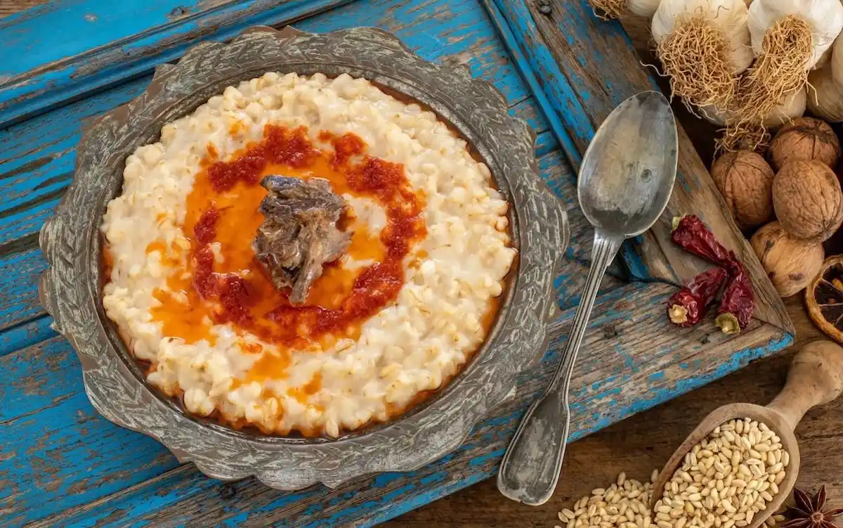 Keşkek Nedir, Nasıl Yapılır? Ege’nin Geleneksel Lezzeti