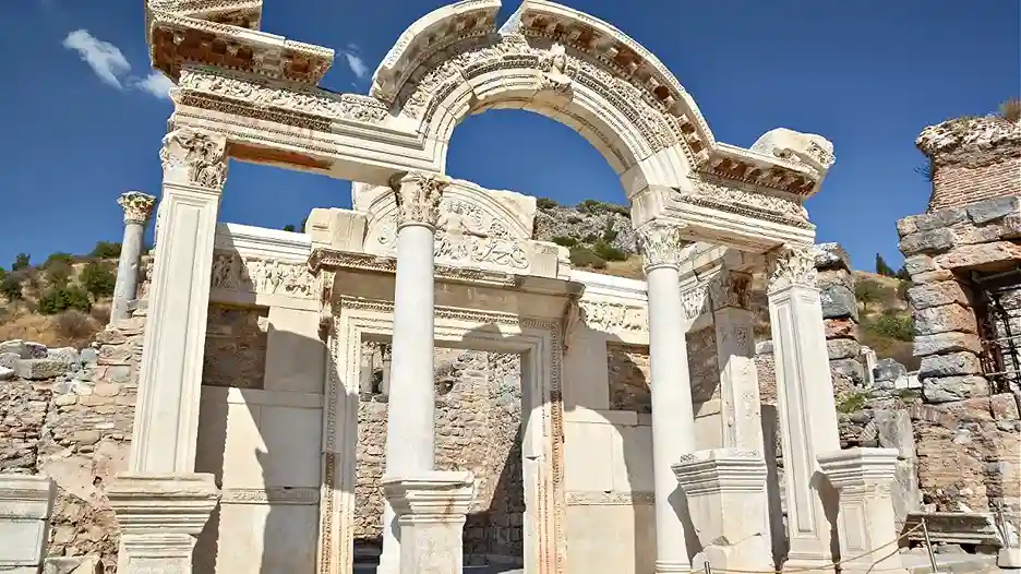İzmir’in Tarihi Atmosferini Hissedebileceğiniz Mekanlar | İzmir Mekan Rehberi