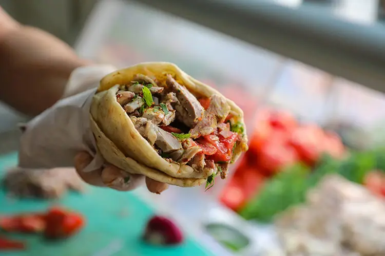 Söğüş Nedir? İzmir Sokaklarında Serin Bir Lezzet