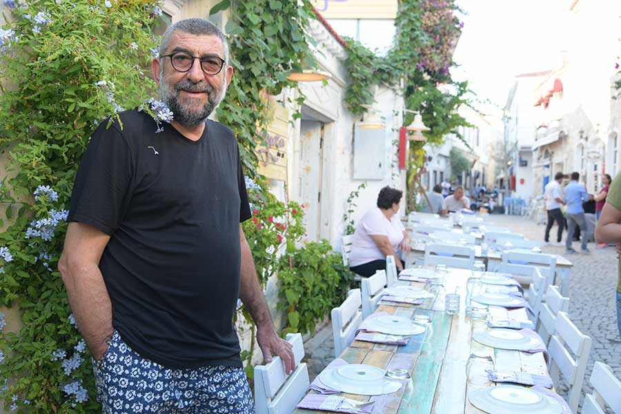 Alaçatı'nın Kalabalık Sokaklarında Eşsiz Lezzetleriyle Büyüleyen Bir Restoran Langaza | İzmir Mekan Rehberi