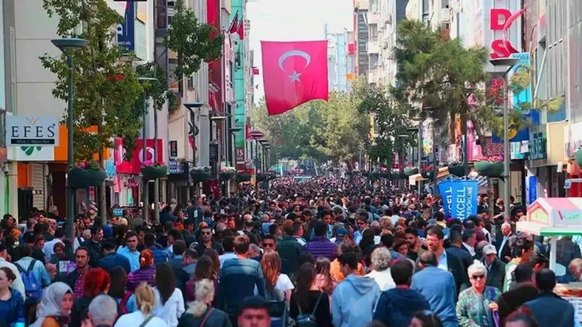 Karşıyaka Çarşısı Arka Sokaklarında Zamana Direnen Antikacılar - İzmir Mekan Rehberi