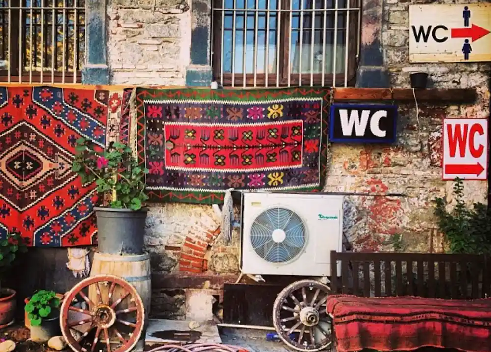 Kemeraltı'nın Tarih Kokan Simgesi Abacıoğlu Hanı | İzmir Mekan Rehberi