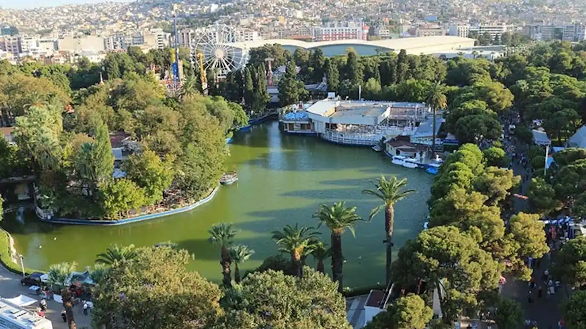 Yeşilin ve Sanatın Kesişim Noktası: Kültürpark'ta Tarih ve Doğa Yürüyüşü