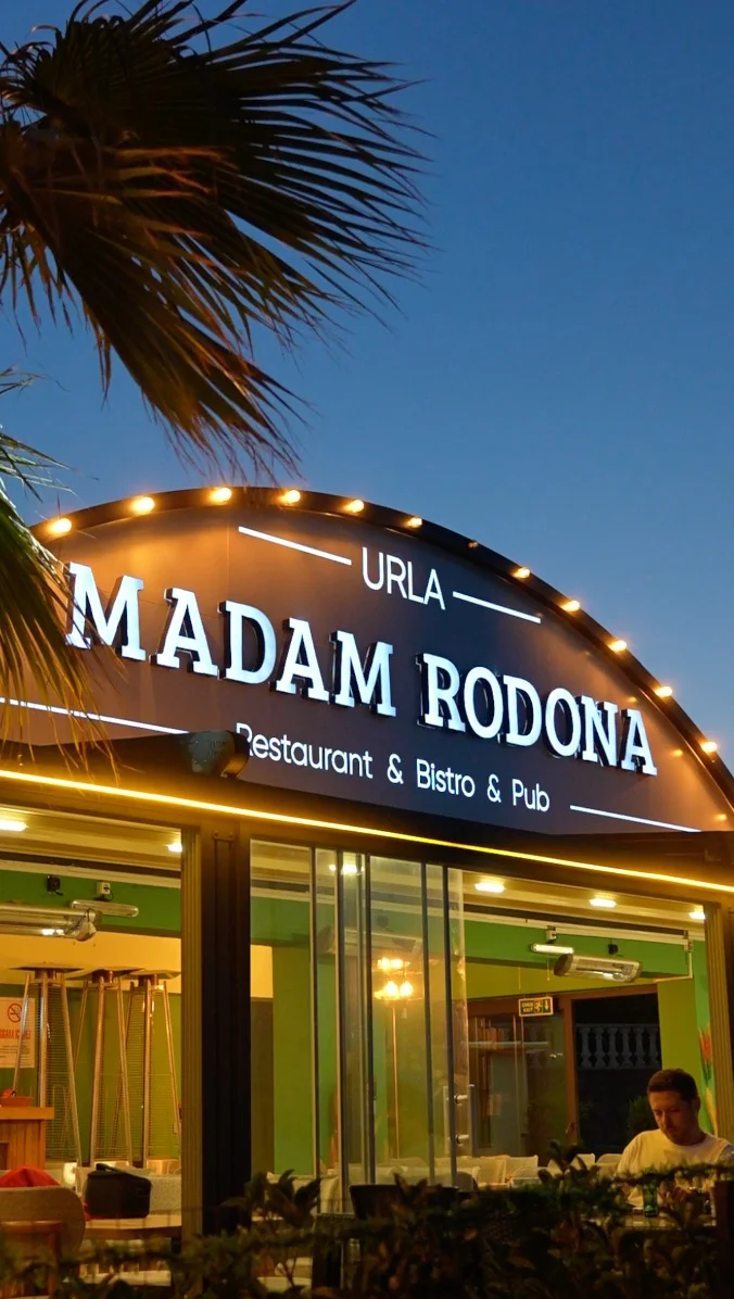 Madam Rodona’da Müzik ve Keyif Bir Arada - İzmir Mekan Rehberi