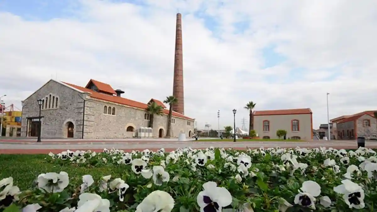 İzmir'de Kültür Sanatın Kalbi: Tarihi Havagazı Fabrikası'nda Yaz Akşamları
