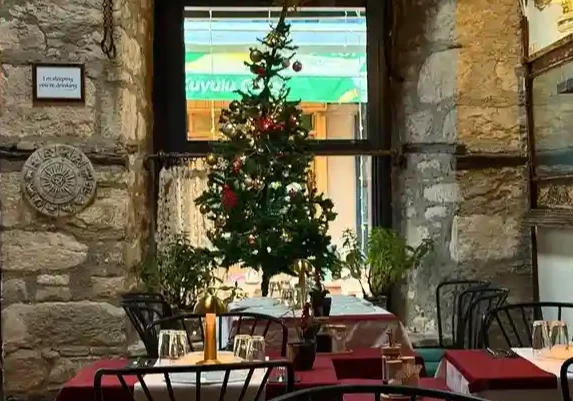 Urla’nın Canlı Noktası: Avlu Urla Bistro & Bar & Patisserie - İzmir Mekan Rehberi