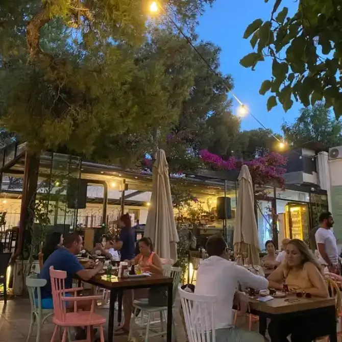1881 Cafe & Lounge - İzmir Mekan Rehberi